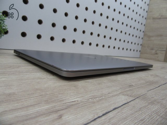 Apple Macbook Pro 13 - 2018/2019 - Használt, szép állapot