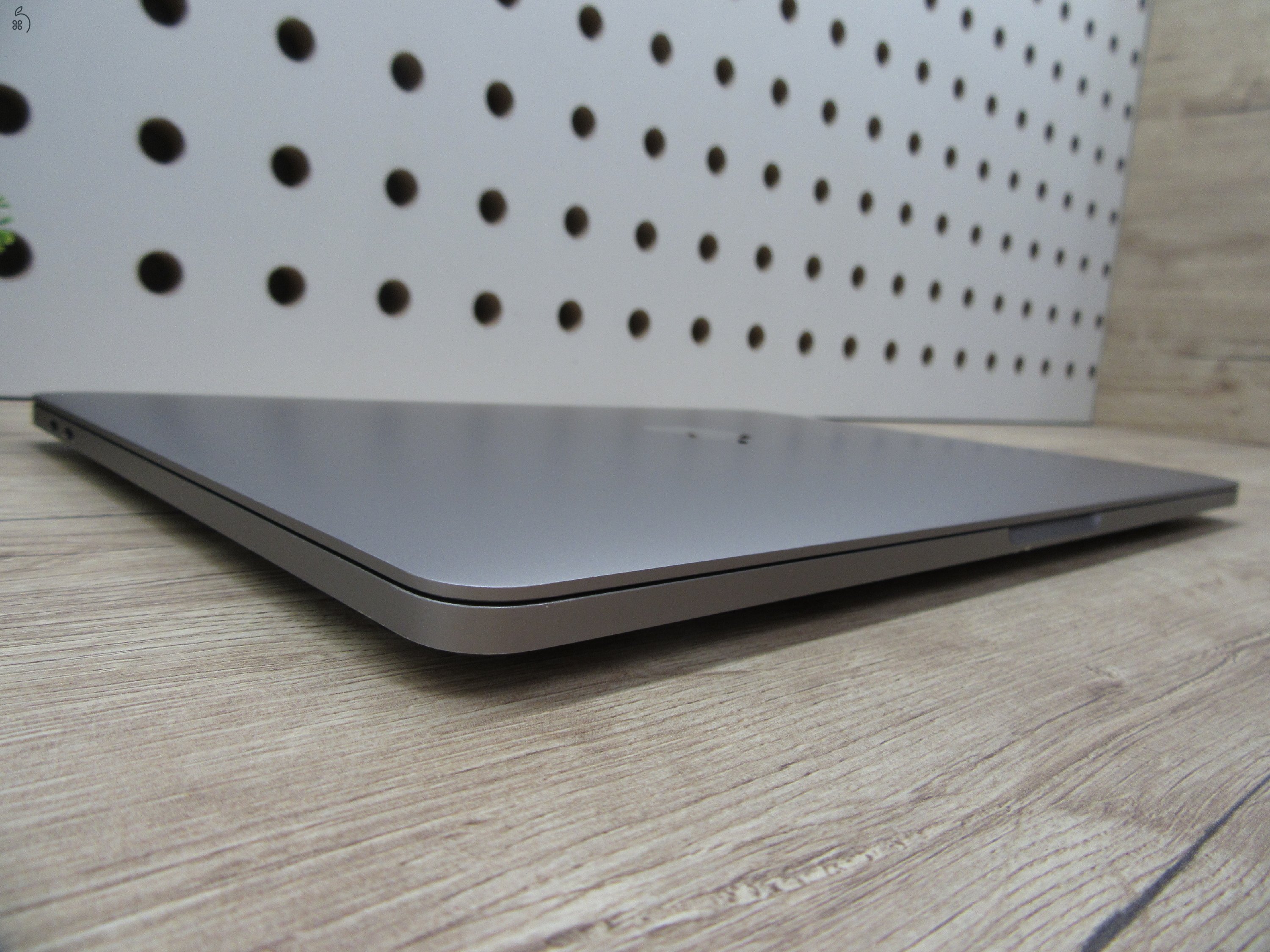 Apple Macbook Pro 13 Touchbar - 2020 - Használt, szép állapot