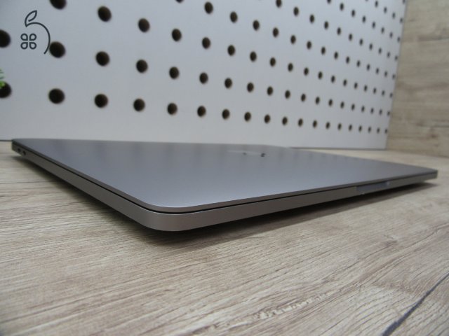 Apple Macbook Pro 13 Touchbar - 2020 - Használt, szép állapot