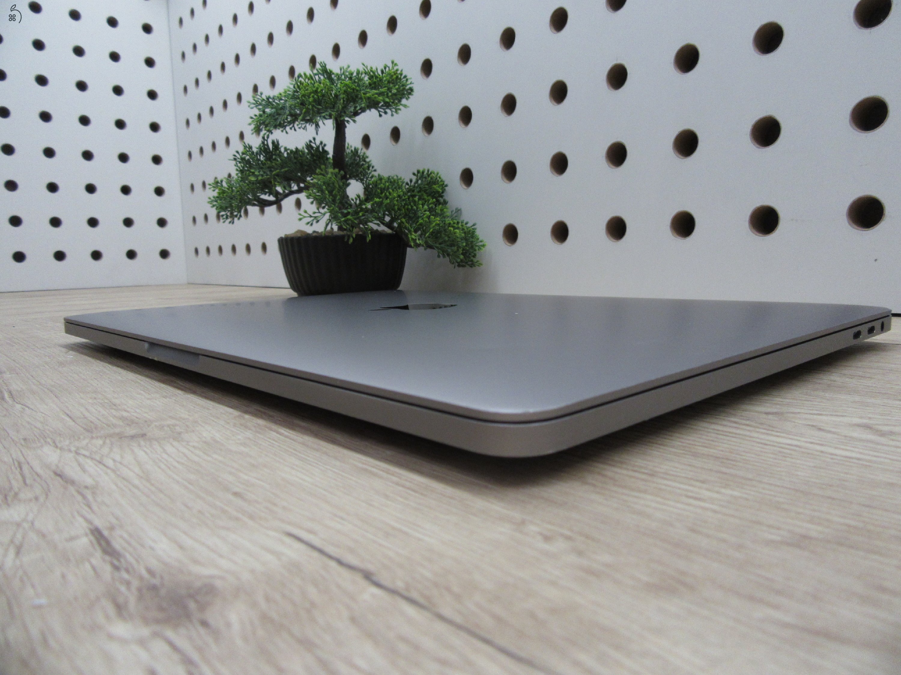 Apple Macbook Pro 13 Touchbar - 2020 - Használt, szép állapot