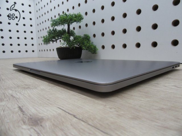 Apple Macbook Pro 13 Touchbar - 2020 - Használt, szép állapot