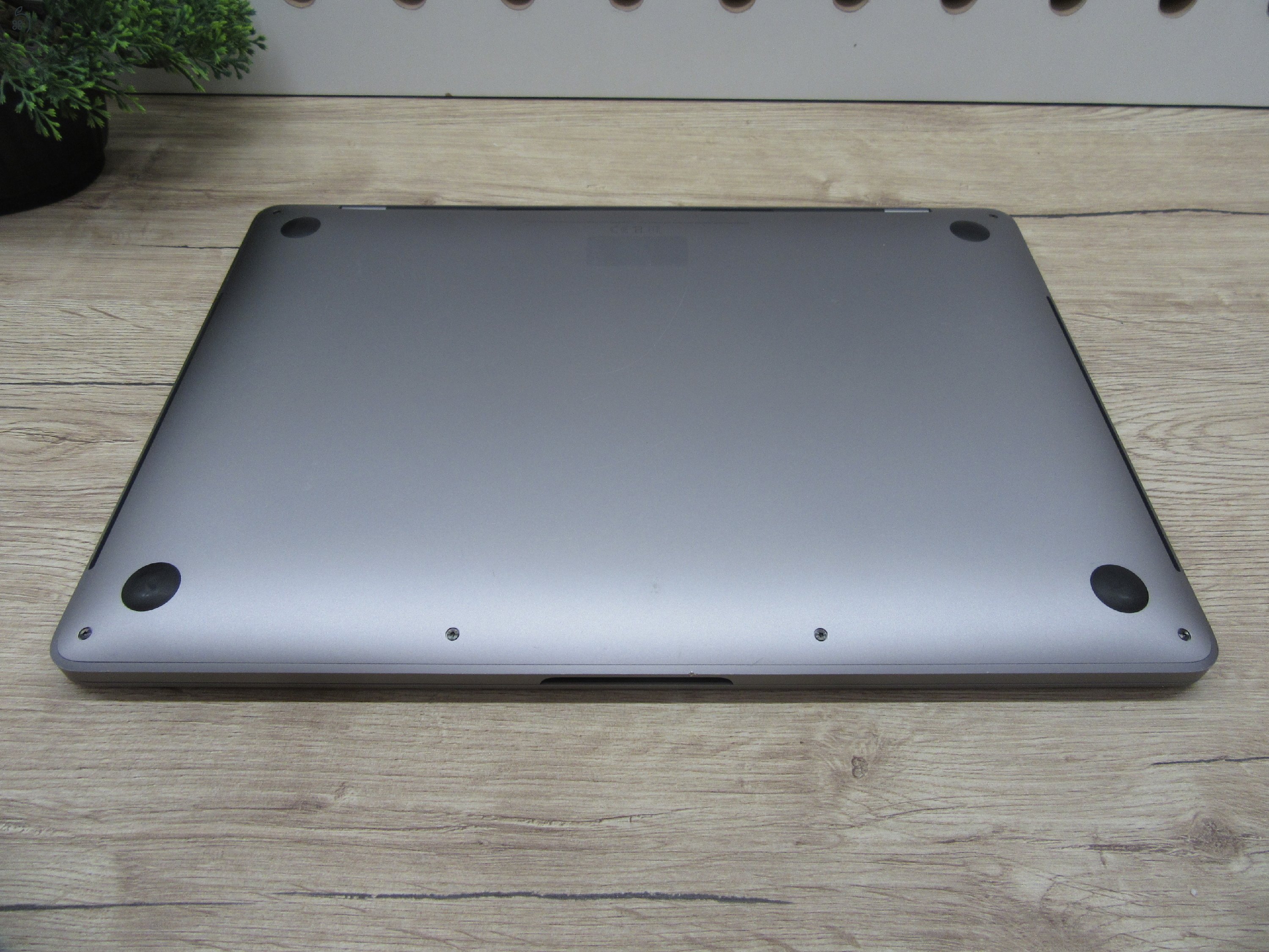 Apple Macbook Pro 13 Touchbar - 2020 - Használt, szép állapot