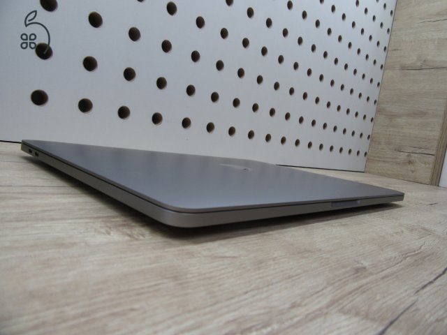 Apple Macbook Pro 13 Touchbar - 2020 - Használt, karcmentes állapot