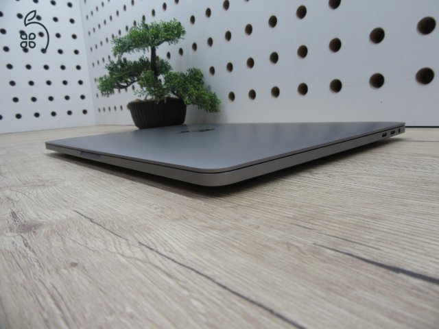 Apple Macbook Pro 13 Touchbar - 2020 - Használt, karcmentes állapot
