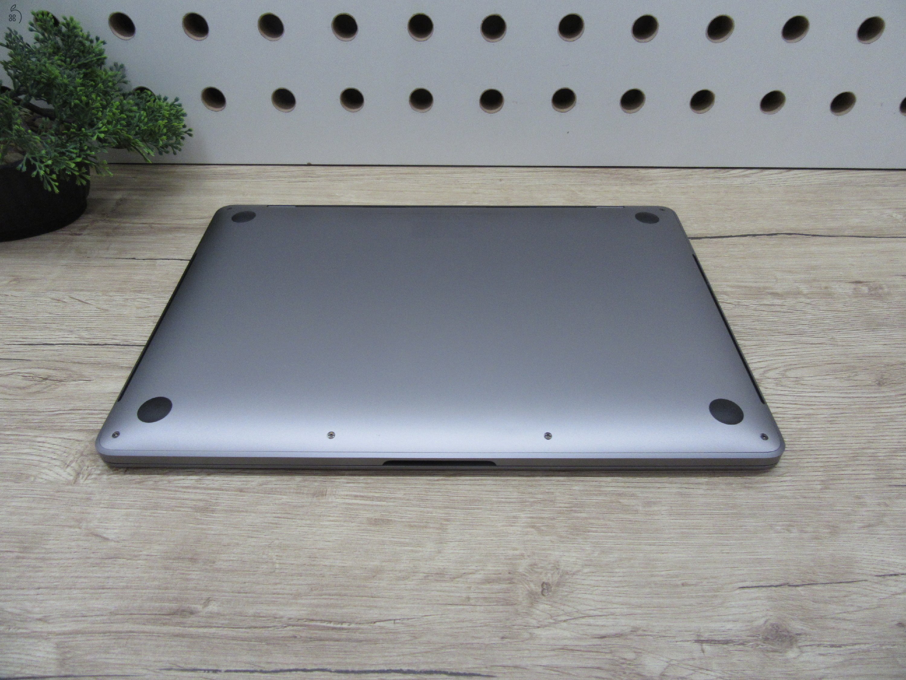 Apple Macbook Pro 13 Touchbar - 2020 - Használt, karcmentes állapot