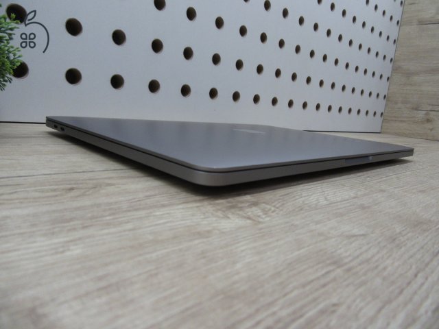  Apple Macbook Pro 13 Touchbar - 2020 - Használt, karcmentes állapot 