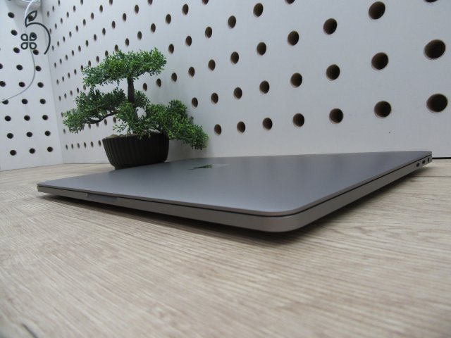  Apple Macbook Pro 13 Touchbar - 2020 - Használt, karcmentes állapot 