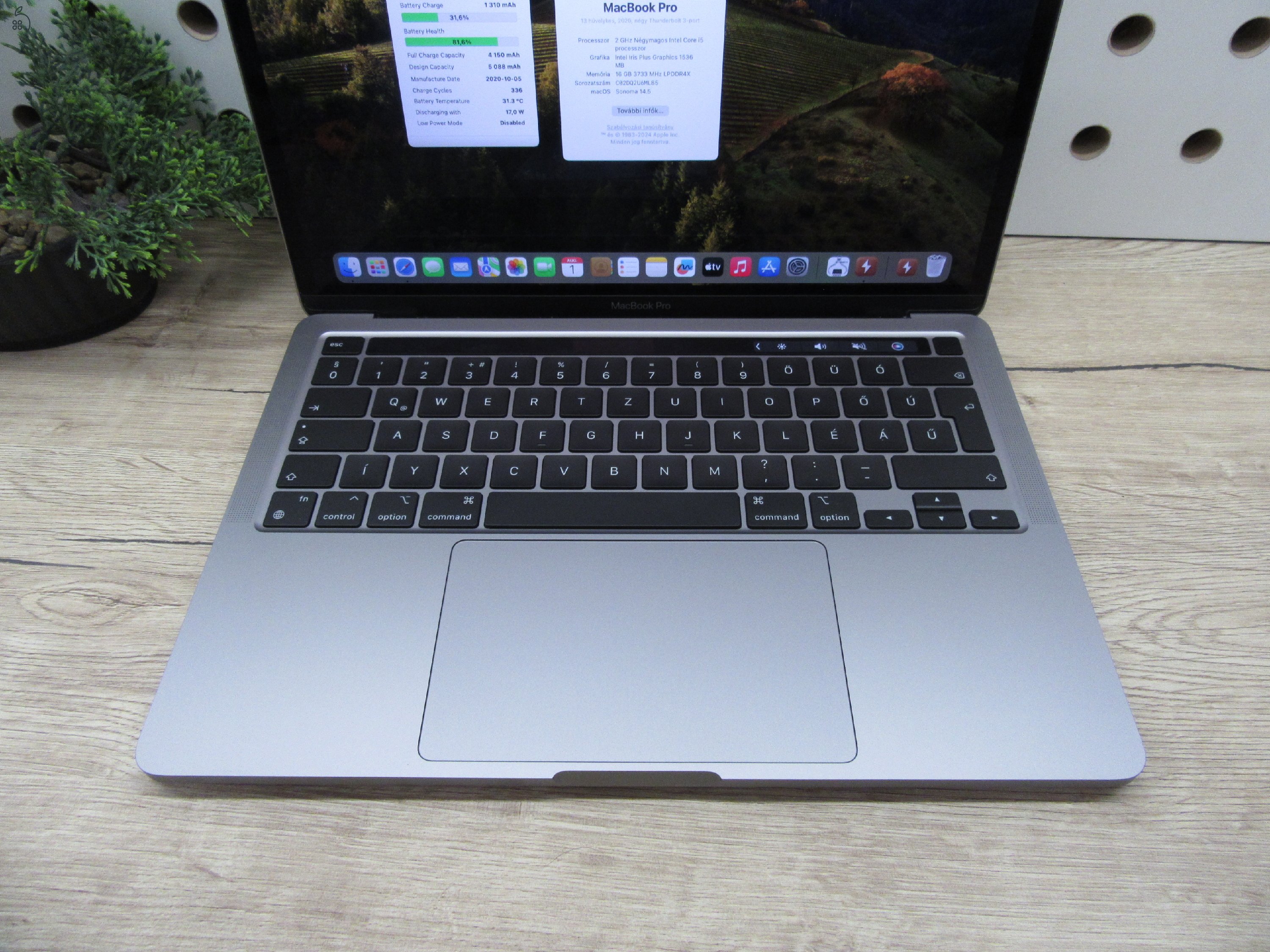  Apple Macbook Pro 13 Touchbar - 2020 - Használt, karcmentes állapot 
