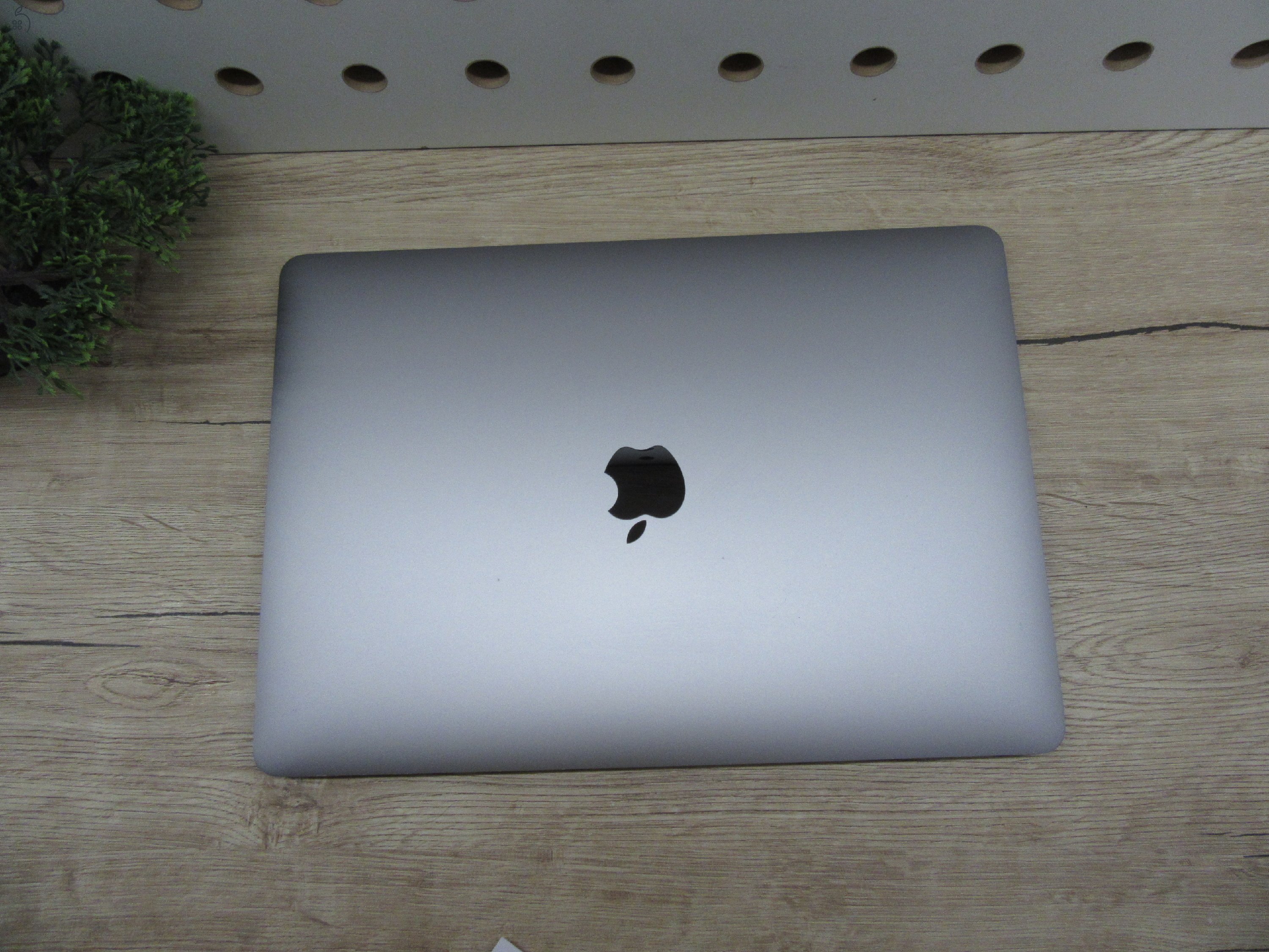  Apple Macbook Pro 13 Touchbar - 2020 - Használt, karcmentes állapot 