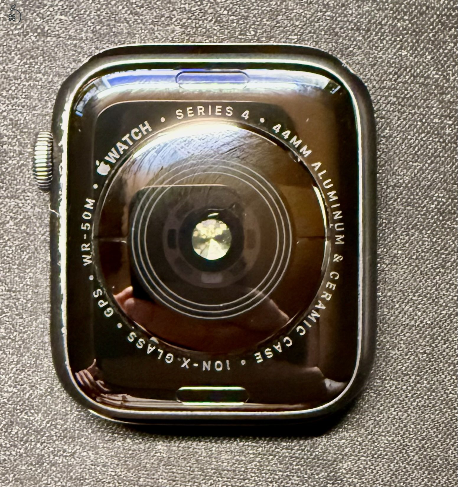Apple Watch Series 4 + új Apple fekete szilikon szíj