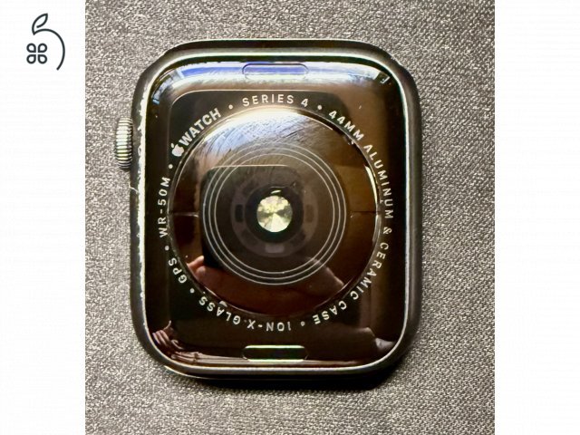Apple Watch Series 4 + új Apple fekete szilikon szíj