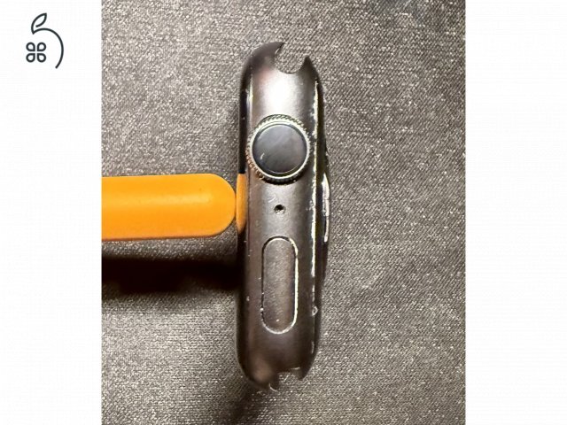 Apple Watch Series 4 + új Apple fekete szilikon szíj