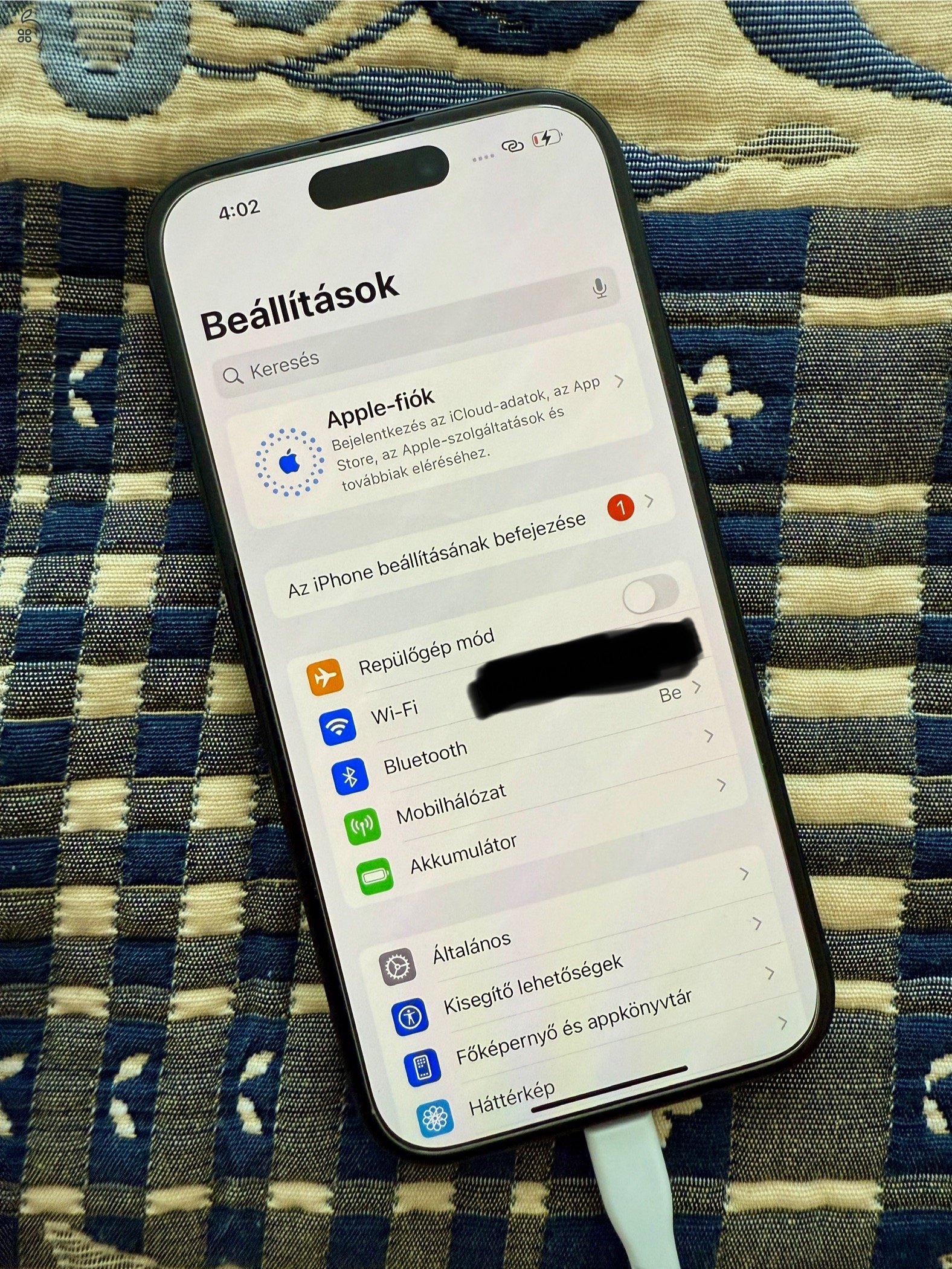 Eladó vadiúj állapotú iPhone 15, 128 GB, fekete színű,független