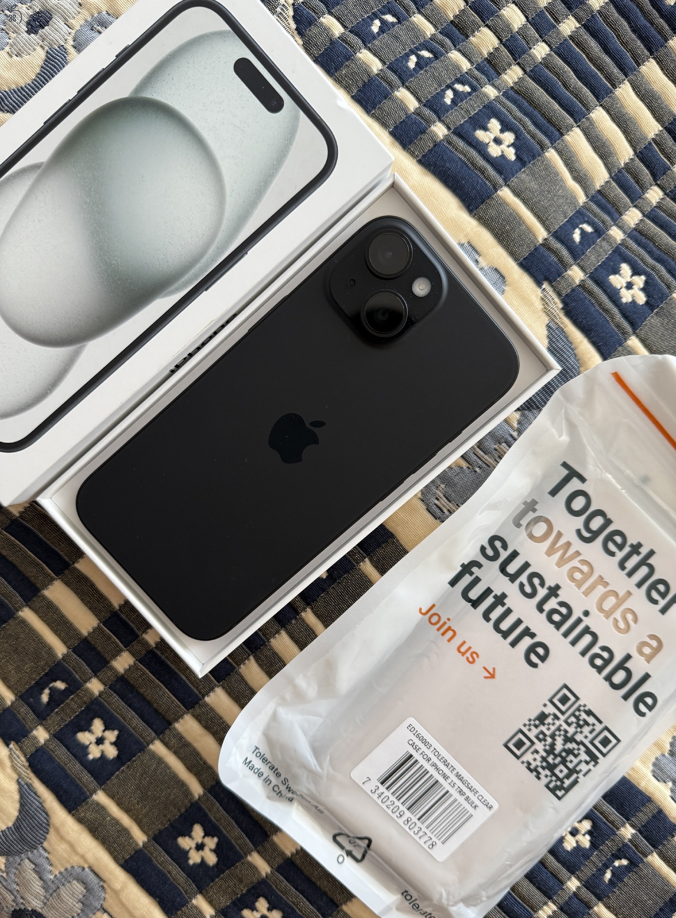 Eladó vadiúj állapotú iPhone 15, 128 GB, fekete színű,független