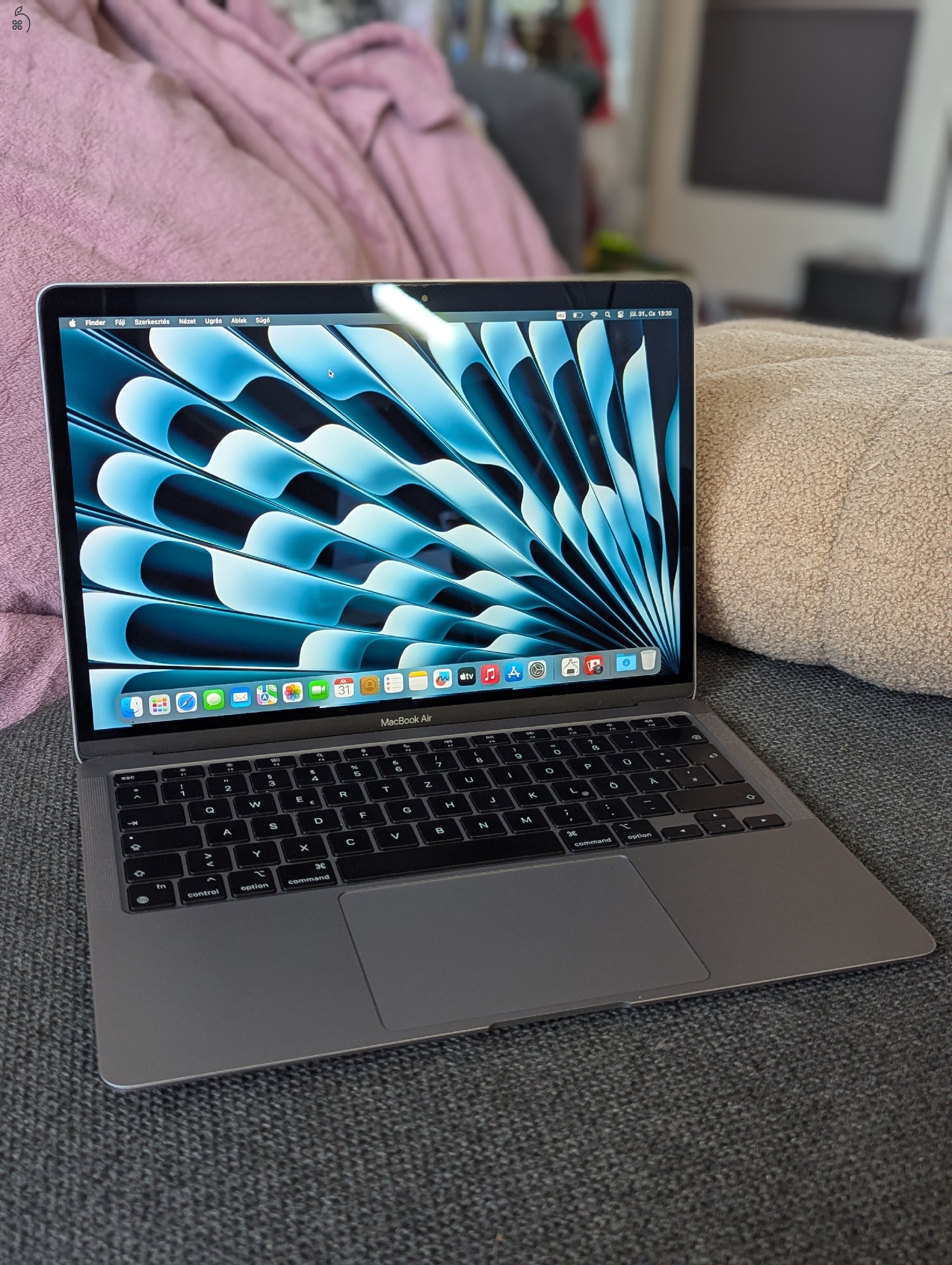 MacBook Air M1 Space Gray minden tartozék