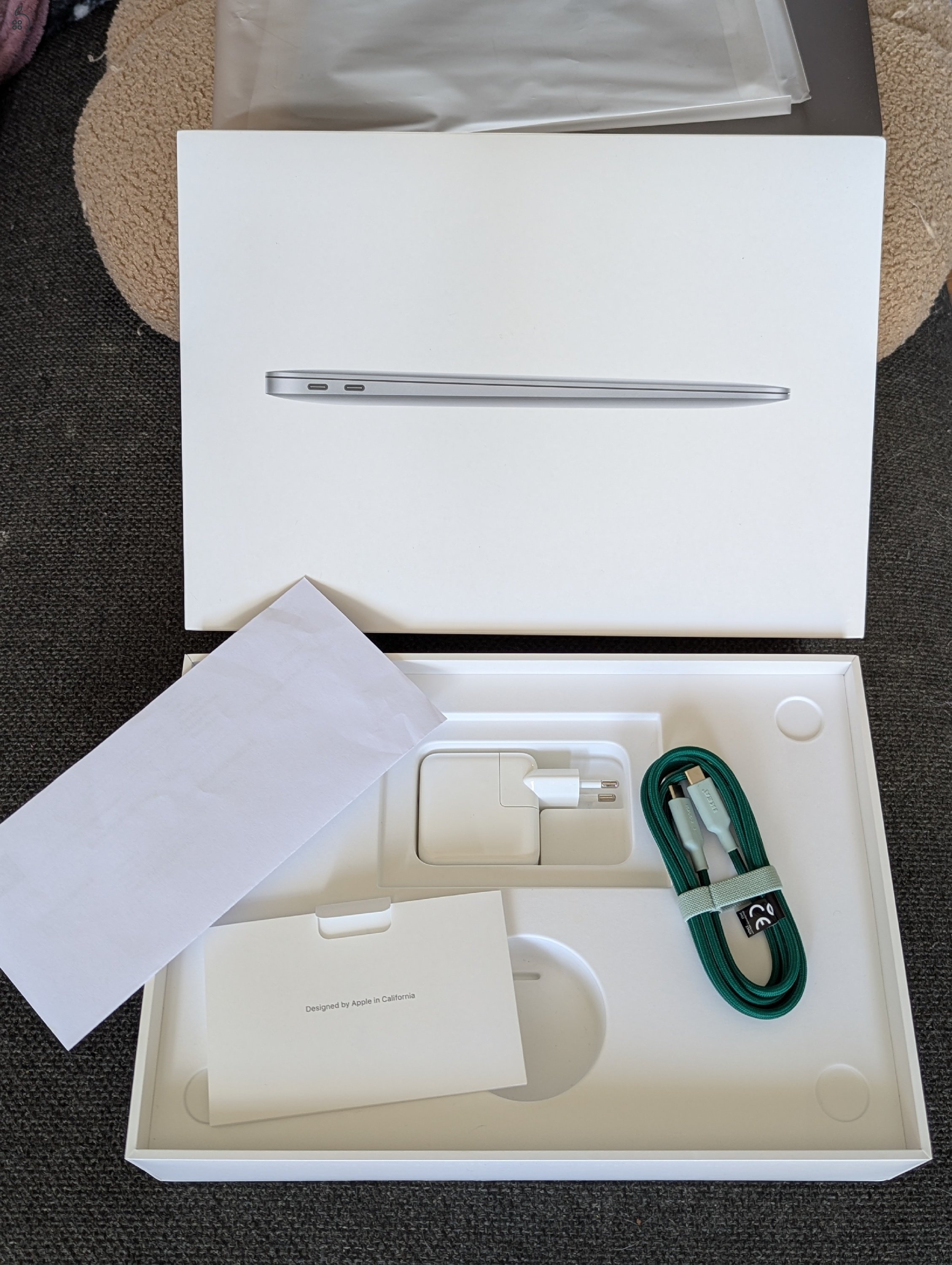 MacBook Air M1 Space Gray minden tartozék
