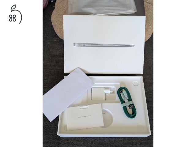 MacBook Air M1 Space Gray minden tartozék