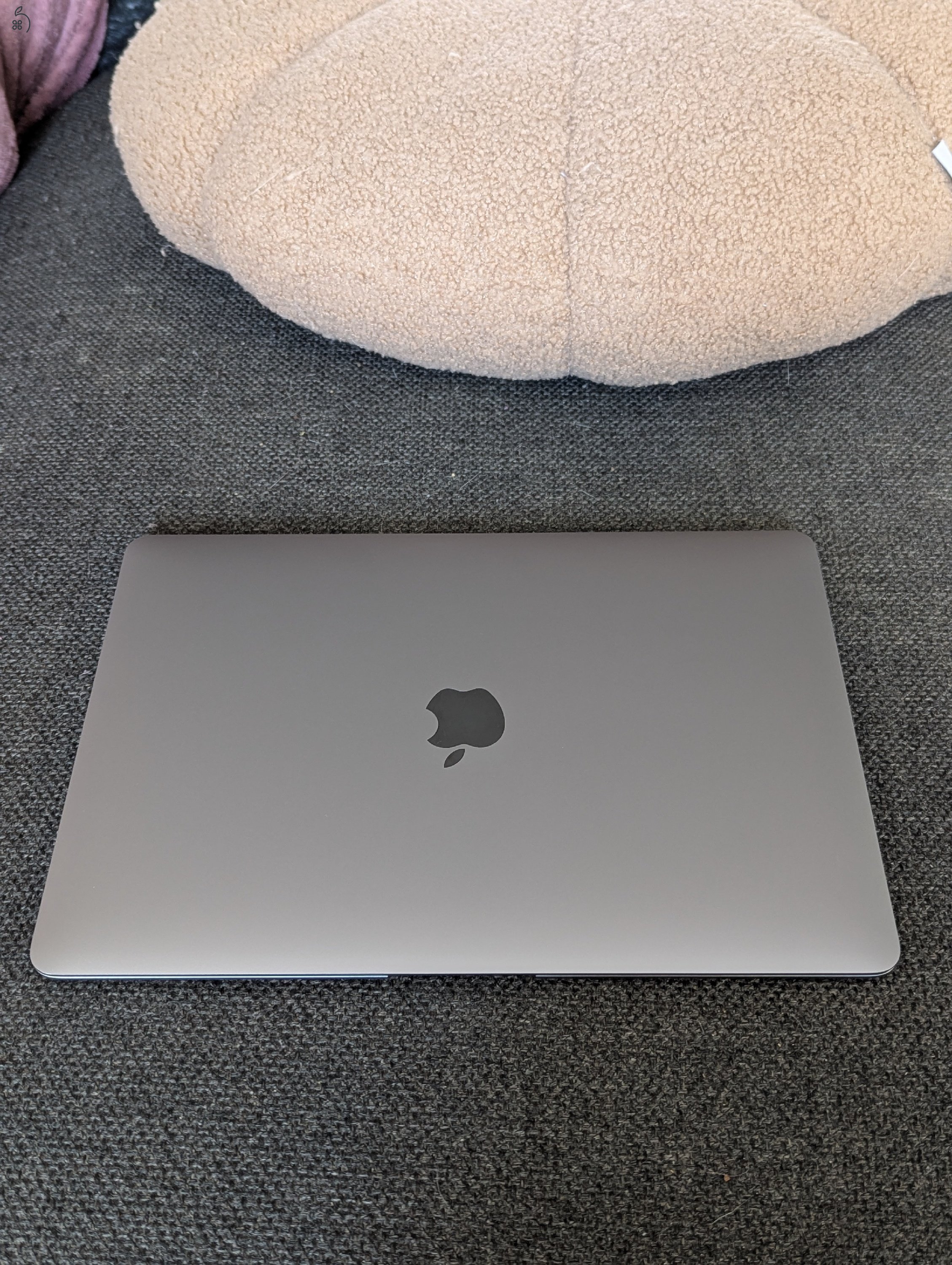 MacBook Air M1 Space Gray minden tartozék