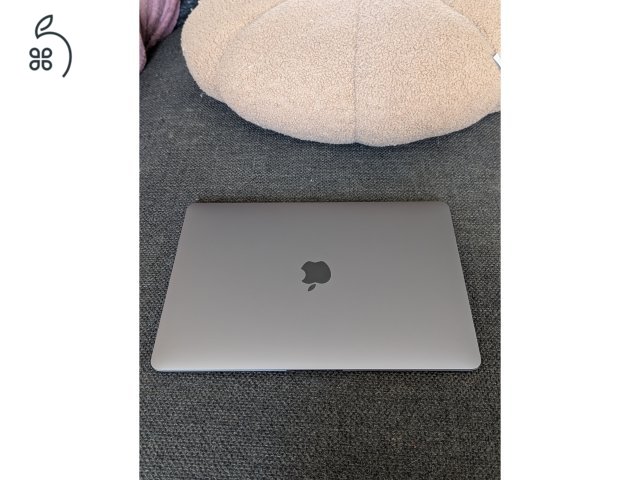 MacBook Air M1 Space Gray minden tartozék