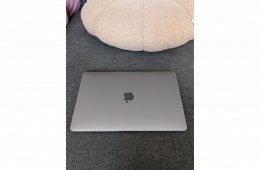 MacBook Air M1 Space Gray minden tartozék