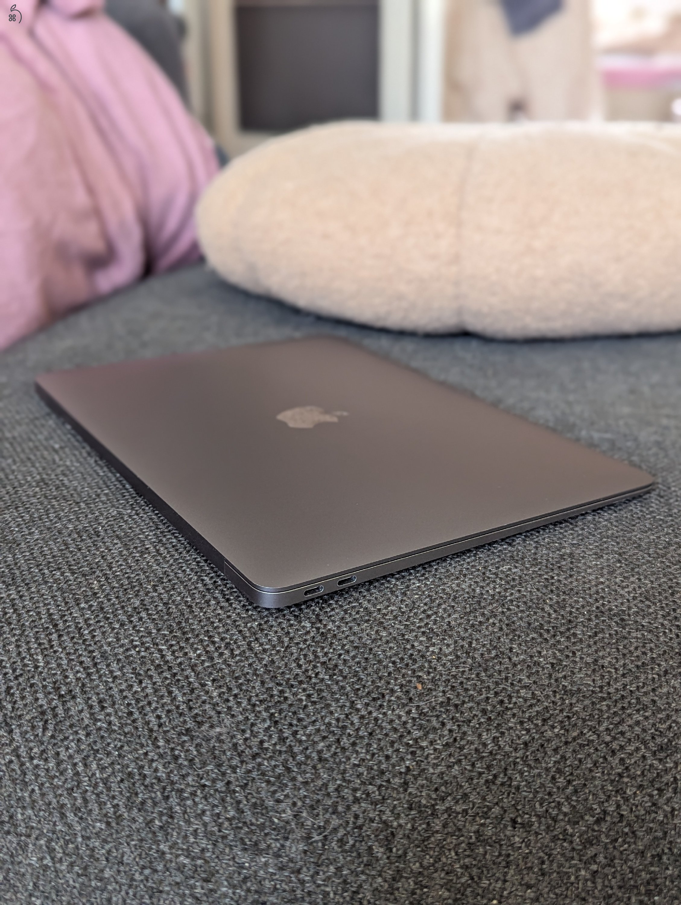 MacBook Air M1 Space Gray minden tartozék