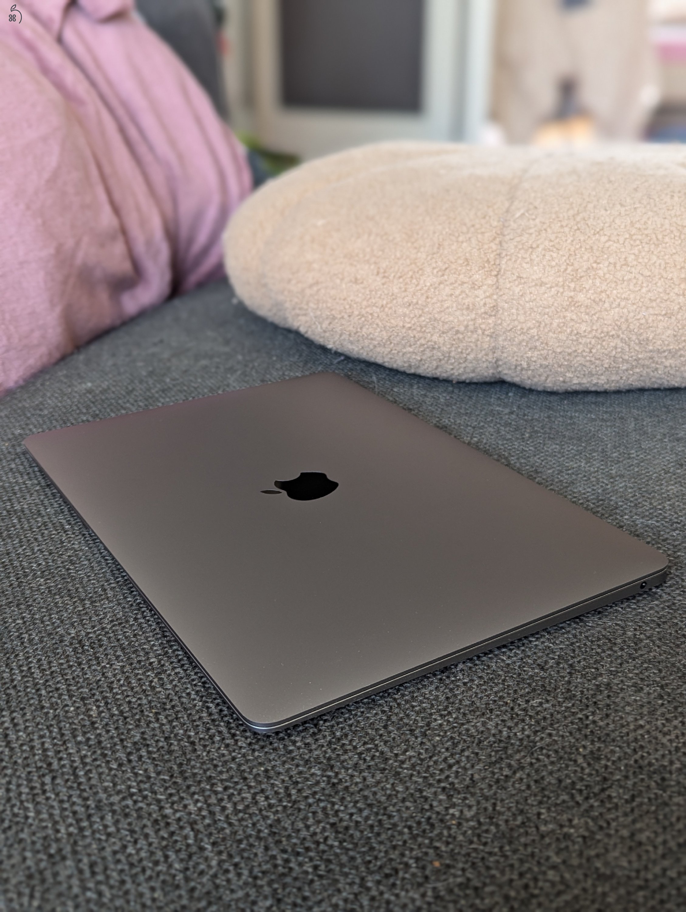 MacBook Air M1 Space Gray minden tartozék