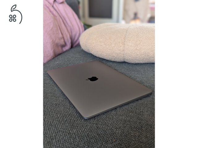 MacBook Air M1 Space Gray minden tartozék