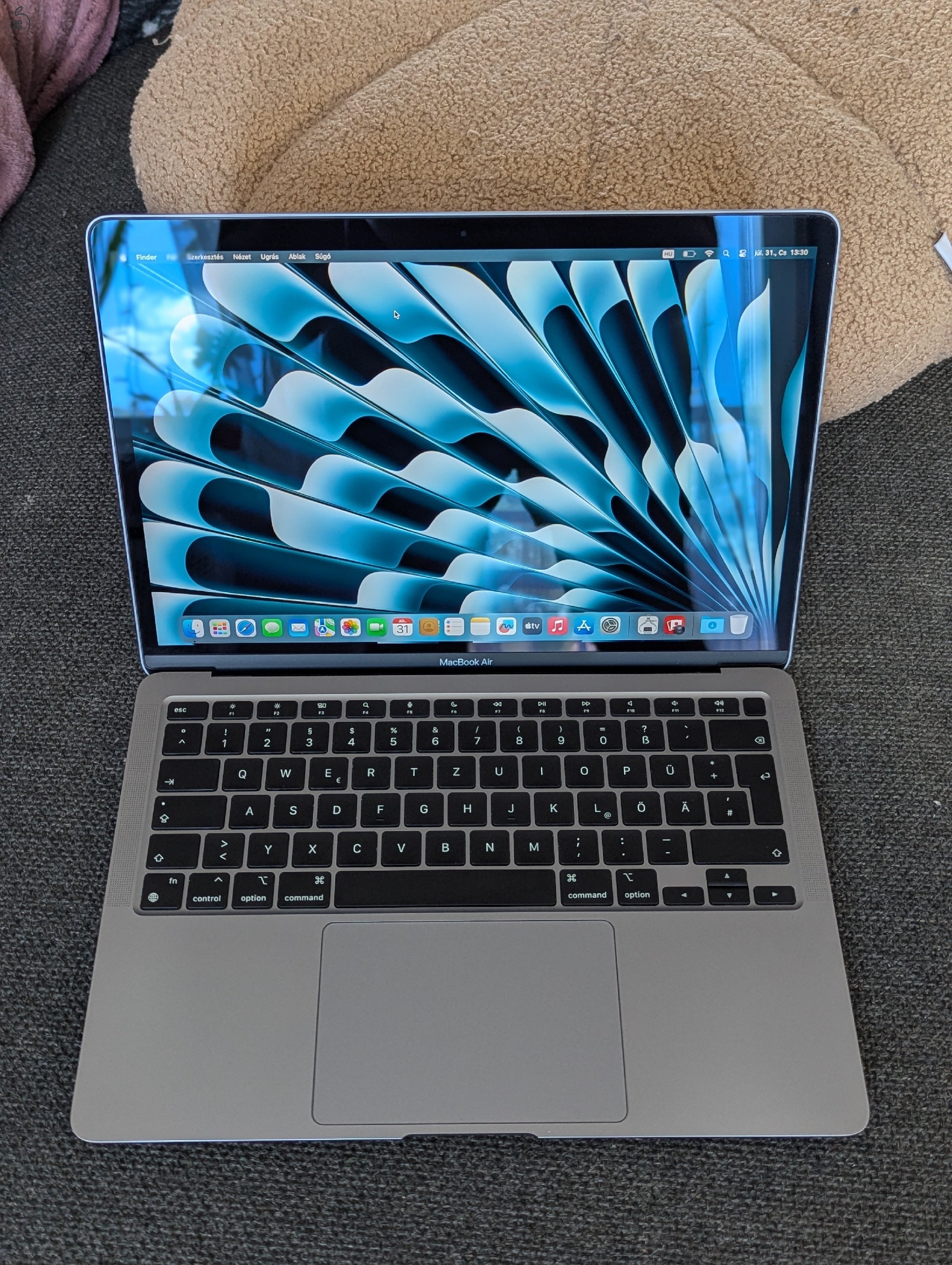 MacBook Air M1 Space Gray minden tartozék