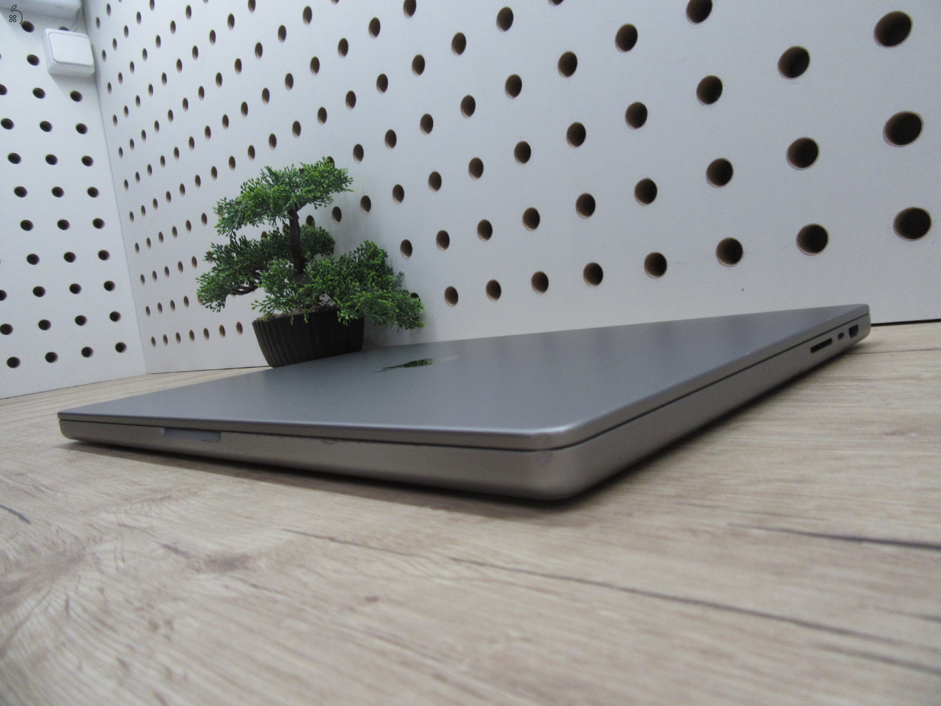  Apple Macbook 16 M1 Pro - 2021 - Használt, megímélt állapot - 32 Gb RAM - 500 Gb SSD - 3 hónap garancia 