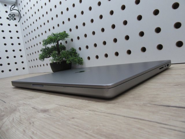  Apple Macbook 16 M1 Pro - 2021 - Használt, megímélt állapot - 32 Gb RAM - 500 Gb SSD - 3 hónap garancia 