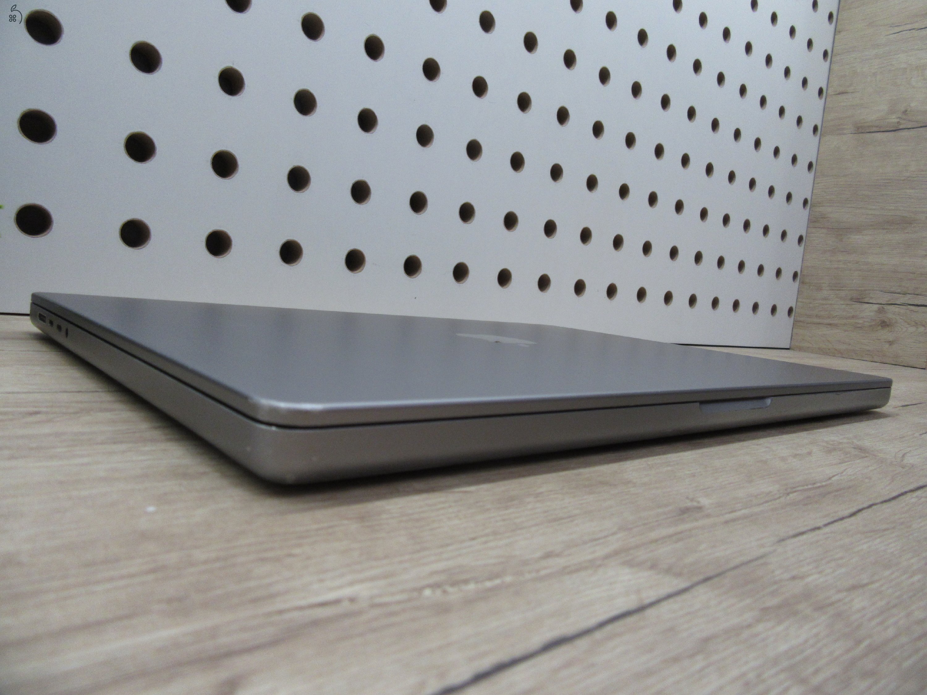  Apple Macbook 16 M1 Pro - 2021 - Használt, megímélt állapot - 32 Gb RAM - 500 Gb SSD - 3 hónap garancia 