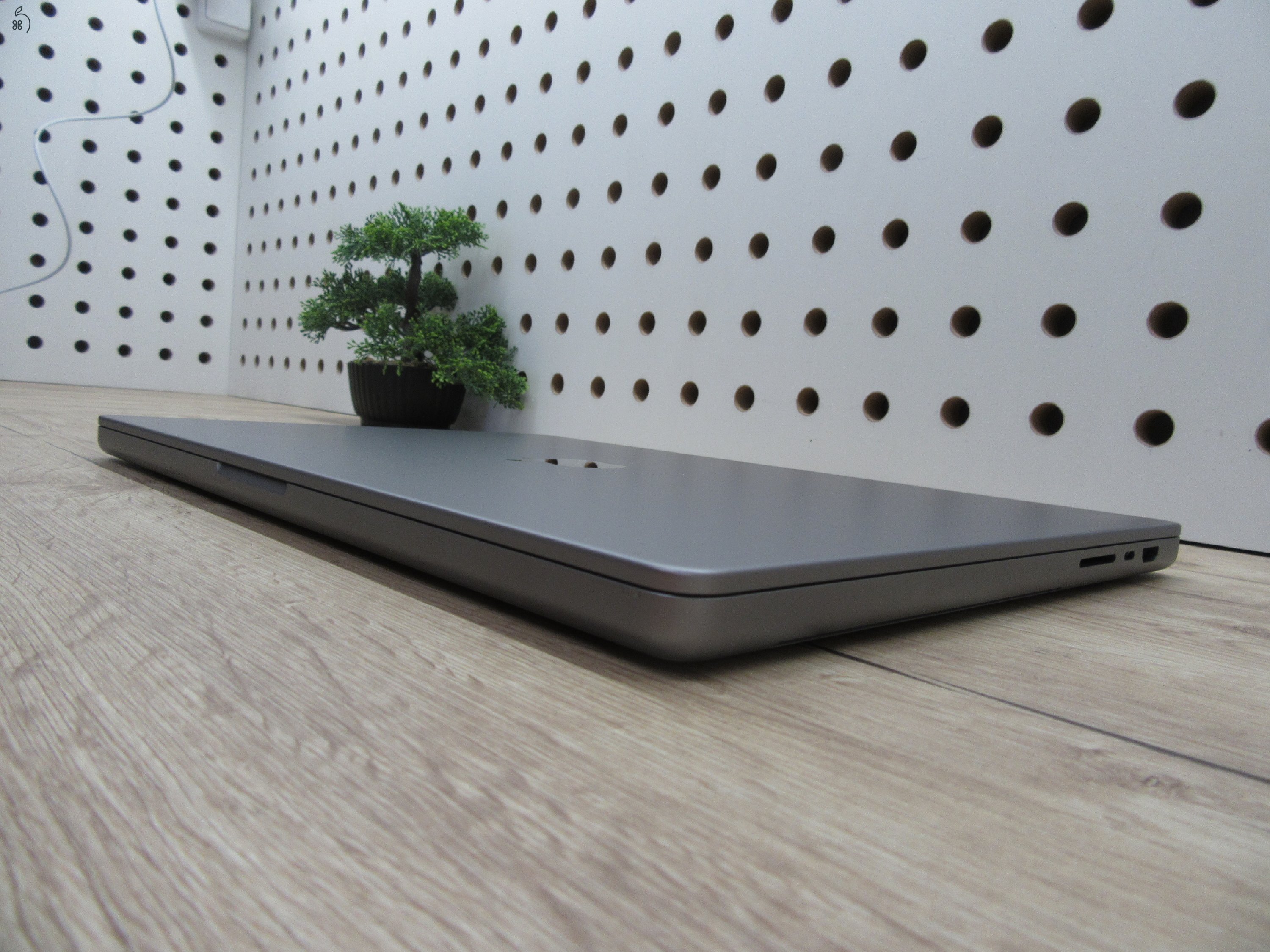  Apple Macbook 16 M1 Pro - 2021 - Használt, szép állapot - 32 Gb RAM - 500 Gb SSD - 3 hónap garancia - USA bill