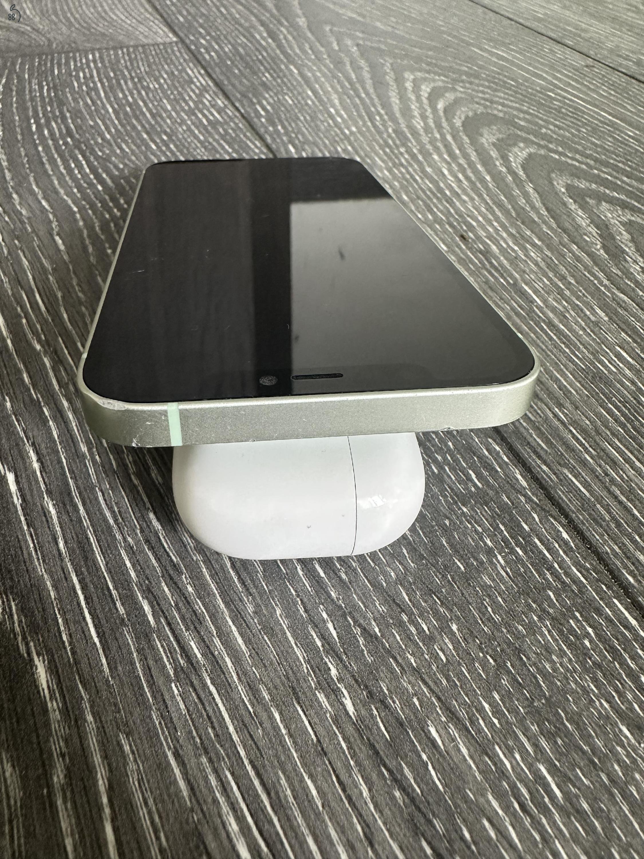 Eladó Iphone 12 / 64 Gb / Kártyafüggetlen / 85% aksi.