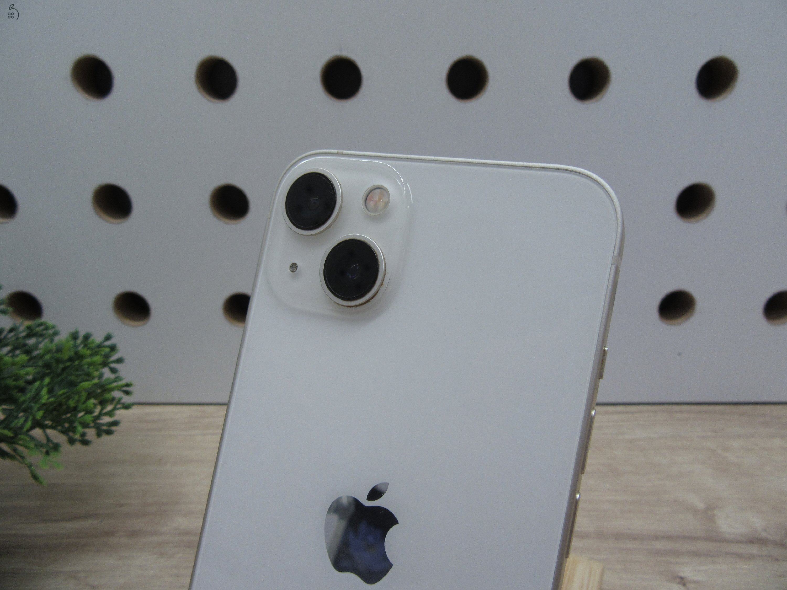 Apple iPhone 13 – Stílusos fehér, erős teljesítmény – 128 GB – Használt, karcmentes – 3 hónap garanciával