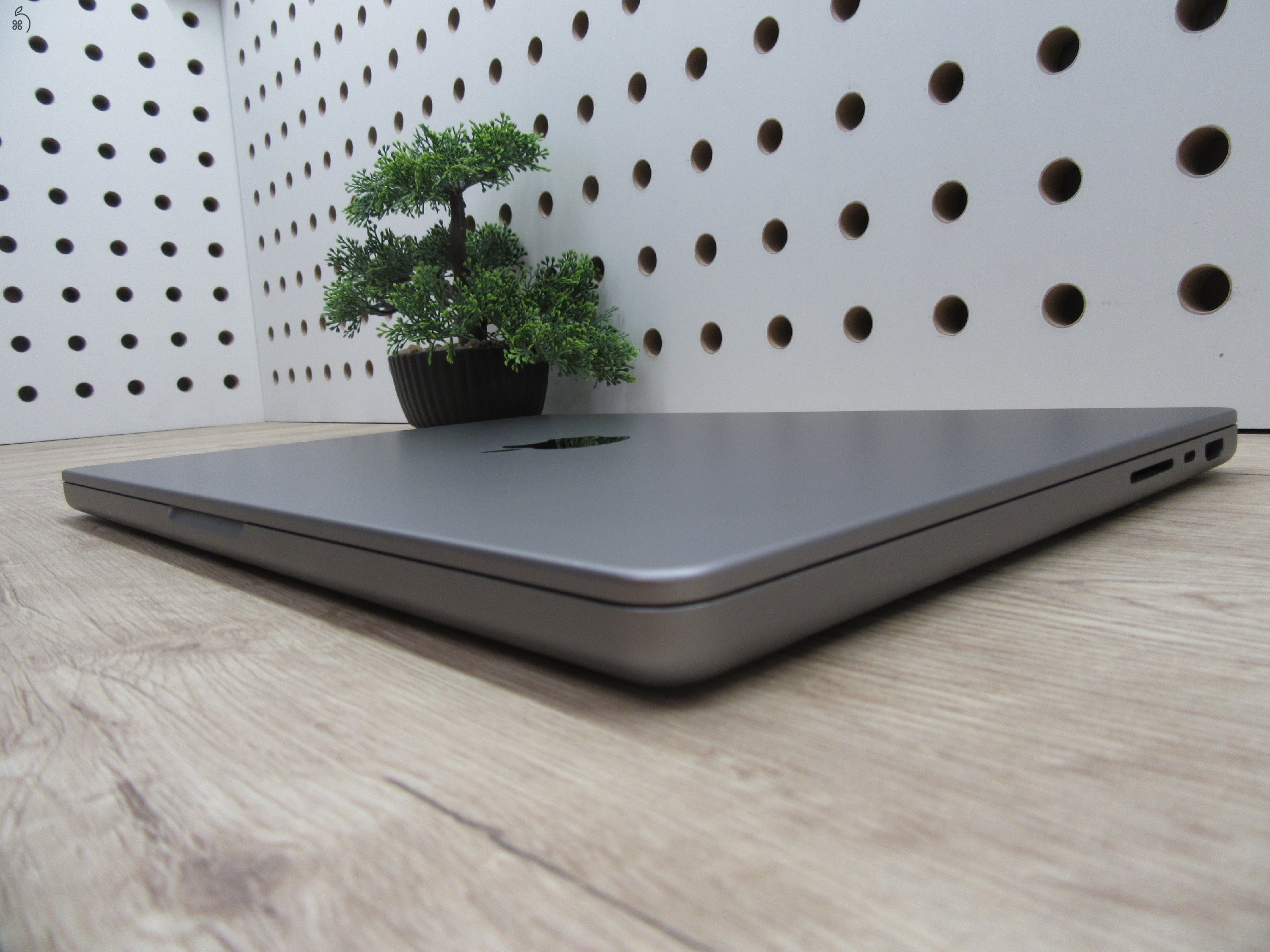 Apple MacBook Pro 14” M1 Pro – Villámgyors processzor, prémium kijelző – 16 GB RAM / 500 GB SSD – Használt, karcmentes – 3 hónap garanciával