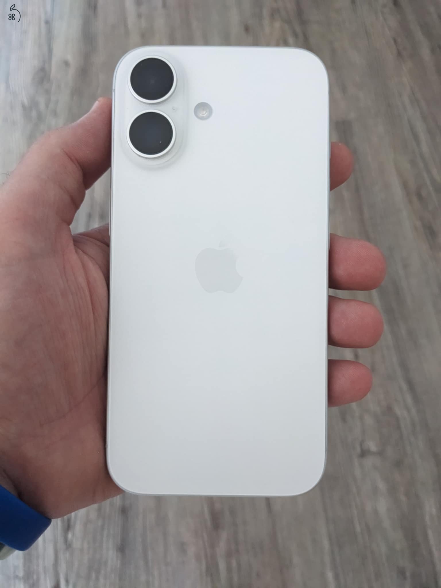 Hibátlan állapotú Iphone 16 eladó, fehér, 128 gb, akku 100%
