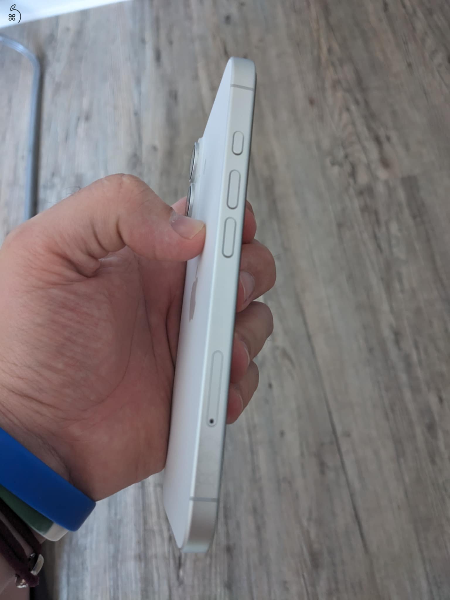 Hibátlan állapotú Iphone 16 eladó, fehér, 128 gb, akku 100%