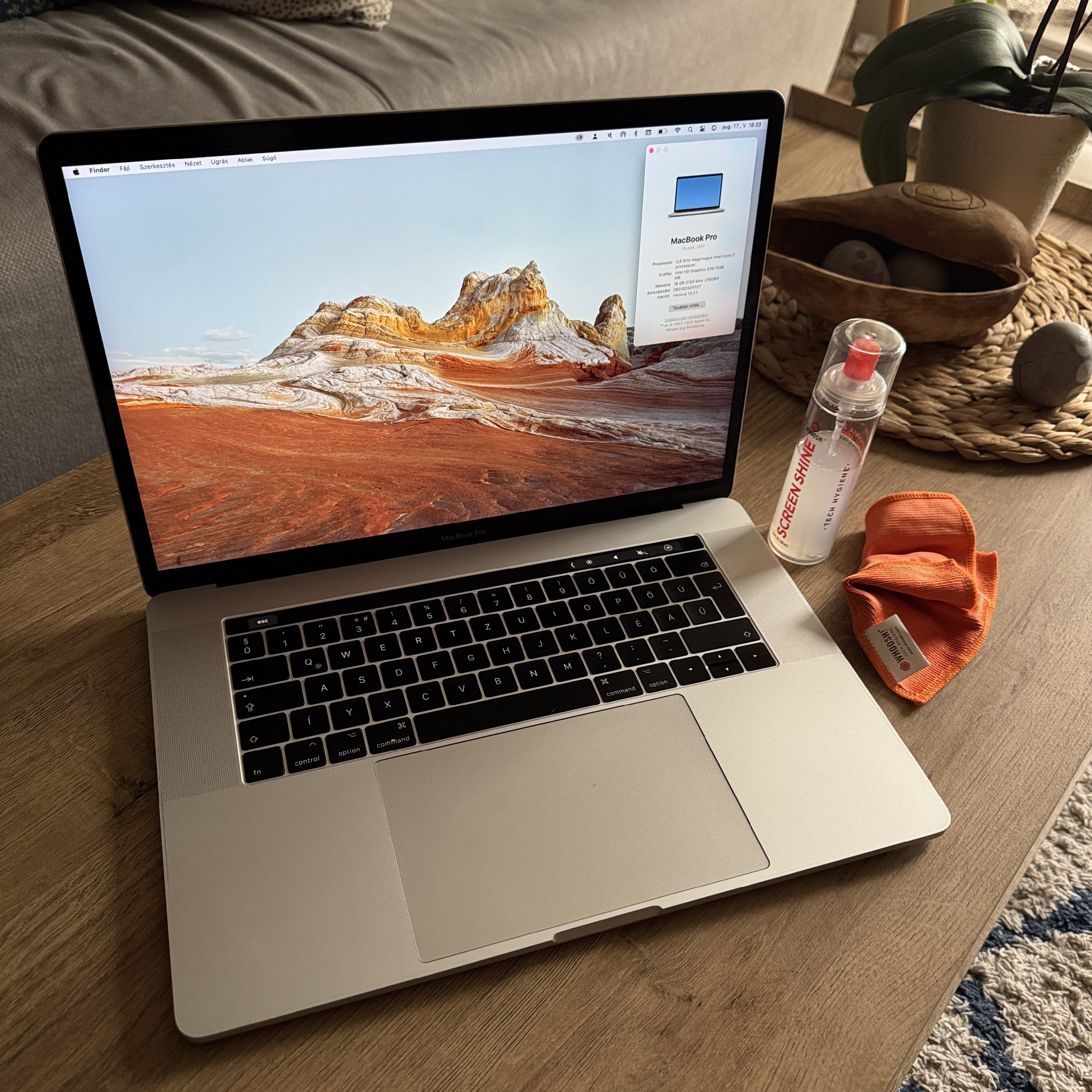 Eladó MacBook Pro 15,”4-inch töltővel, magyar billentyű (2017, Intel Core i7, 16GB RAM, 256GB SSD, Ezüst, Touch Bar + Touch ID)