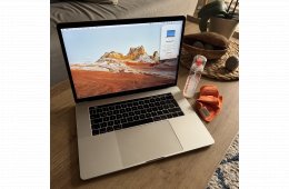 Eladó MacBook Pro 15,”4-inch töltővel, magyar billentyű (2017, Intel Core i7, 16GB RAM, 256GB SSD, Ezüst, Touch Bar + Touch ID)