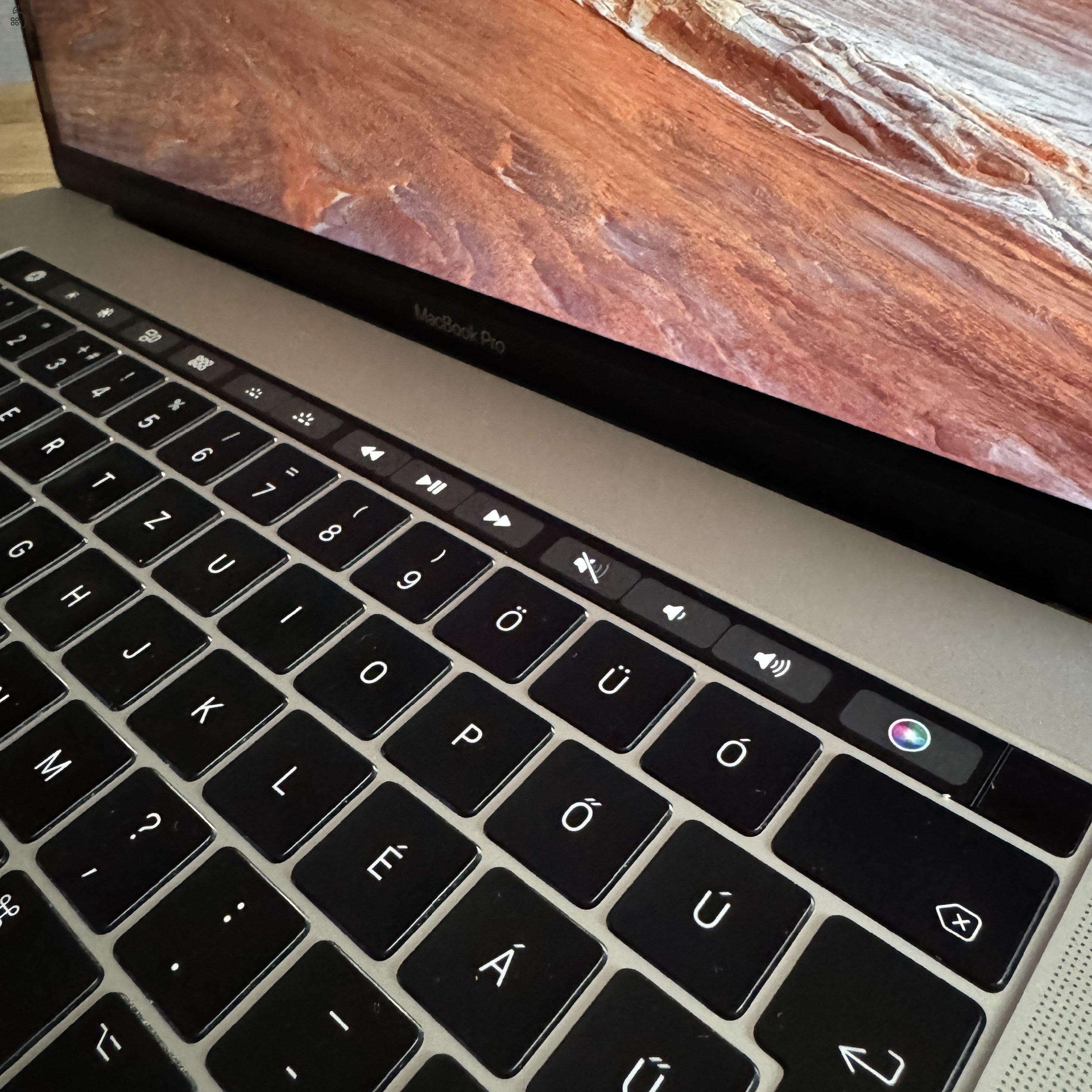 Eladó MacBook Pro 15,”4-inch töltővel, magyar billentyű (2017, Intel Core i7, 16GB RAM, 256GB SSD, Ezüst, Touch Bar + Touch ID)
