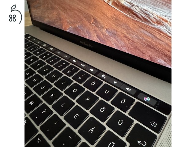 Eladó MacBook Pro 15,”4-inch töltővel, magyar billentyű (2017, Intel Core i7, 16GB RAM, 256GB SSD, Ezüst, Touch Bar + Touch ID)