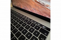Eladó MacBook Pro 15,”4-inch töltővel, magyar billentyű (2017, Intel Core i7, 16GB RAM, 256GB SSD, Ezüst, Touch Bar + Touch ID)