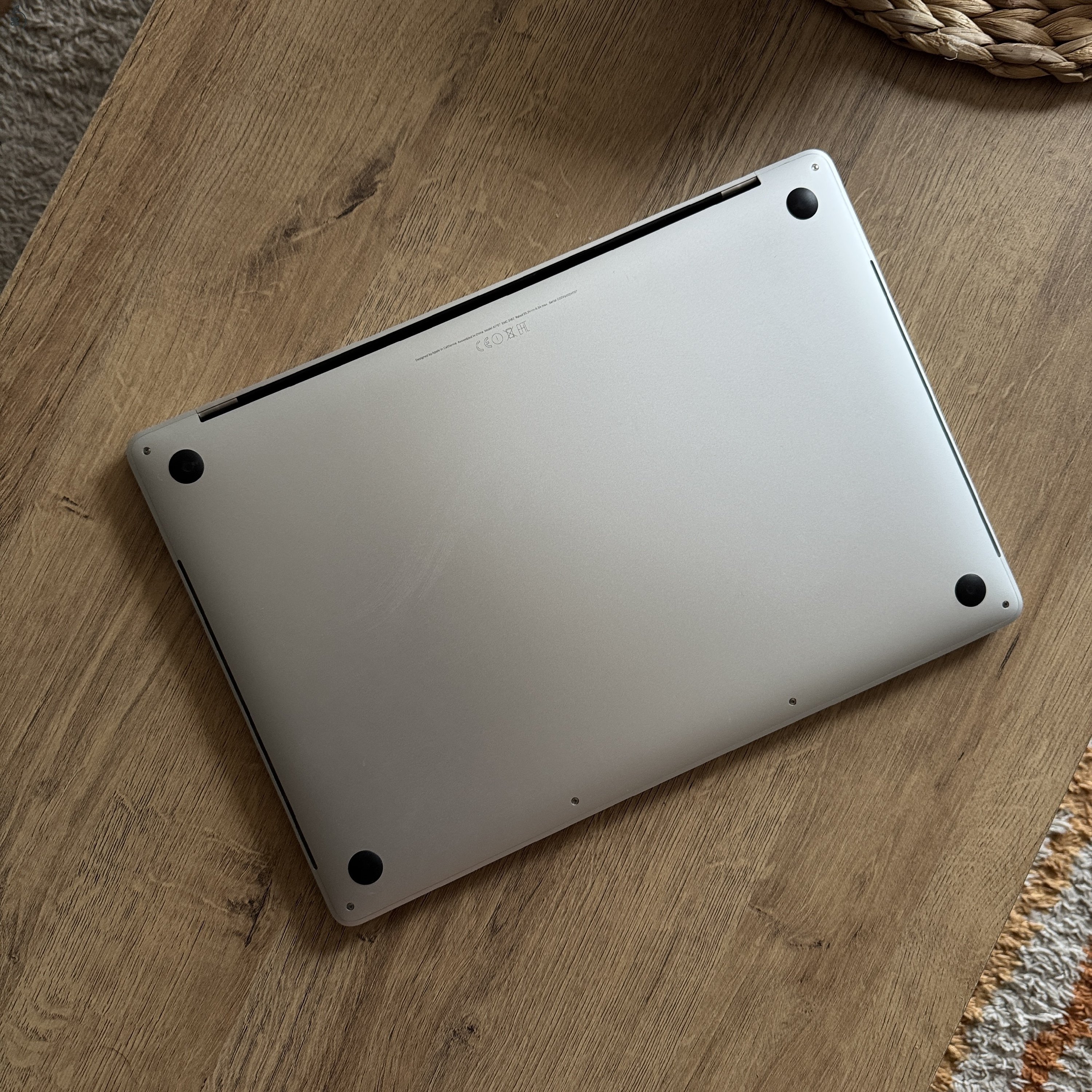 Eladó MacBook Pro 15,”4-inch töltővel, magyar billentyű (2017, Intel Core i7, 16GB RAM, 256GB SSD, Ezüst, Touch Bar + Touch ID)