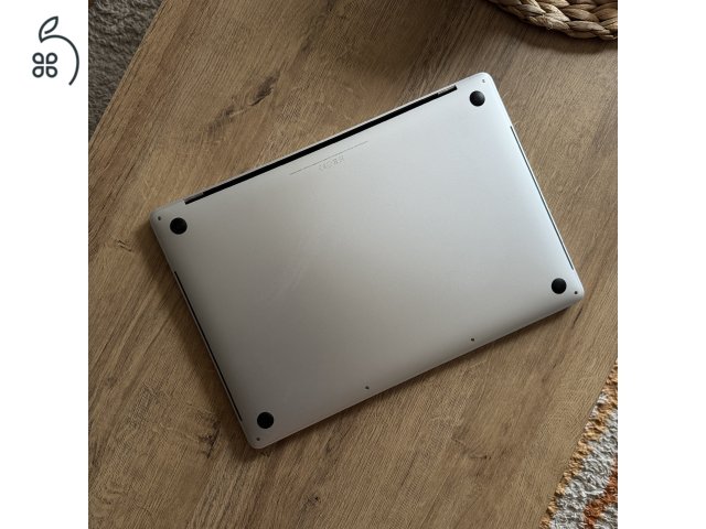 Eladó MacBook Pro 15,”4-inch töltővel, magyar billentyű (2017, Intel Core i7, 16GB RAM, 256GB SSD, Ezüst, Touch Bar + Touch ID)