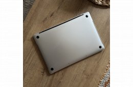 Eladó MacBook Pro 15,”4-inch töltővel, magyar billentyű (2017, Intel Core i7, 16GB RAM, 256GB SSD, Ezüst, Touch Bar + Touch ID)