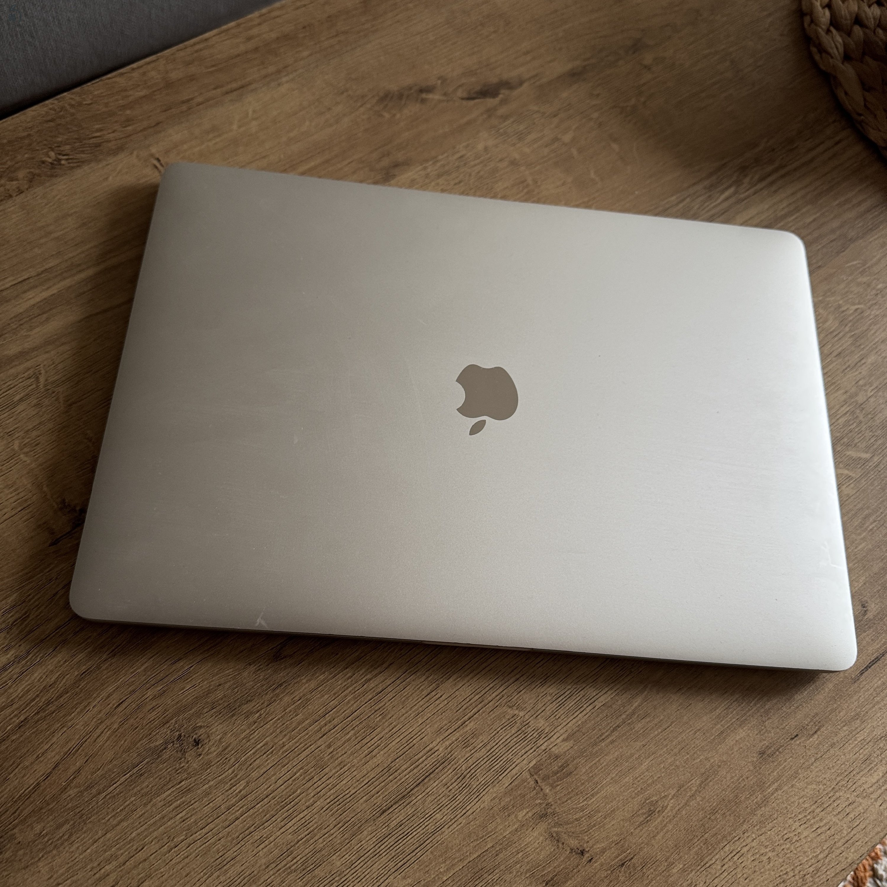Eladó MacBook Pro 15,”4-inch töltővel, magyar billentyű (2017, Intel Core i7, 16GB RAM, 256GB SSD, Ezüst, Touch Bar + Touch ID)
