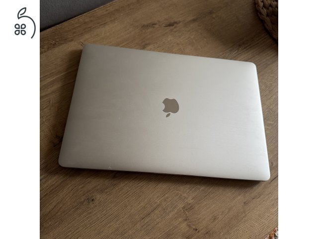 Eladó MacBook Pro 15,”4-inch töltővel, magyar billentyű (2017, Intel Core i7, 16GB RAM, 256GB SSD, Ezüst, Touch Bar + Touch ID)