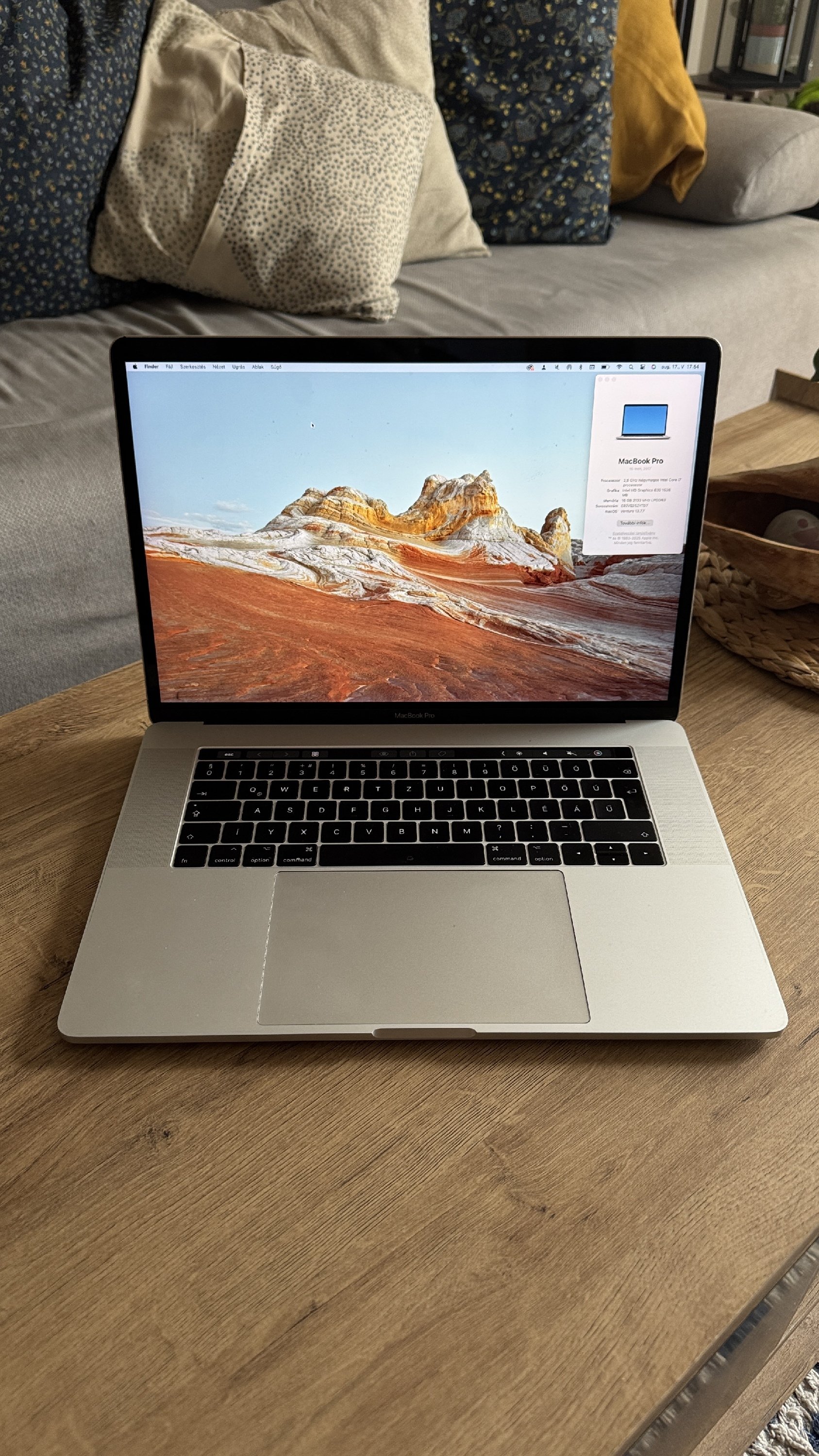 Eladó MacBook Pro 15,”4-inch töltővel, magyar billentyű (2017, Intel Core i7, 16GB RAM, 256GB SSD, Ezüst, Touch Bar + Touch ID)