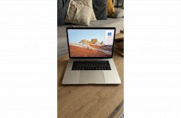 Eladó MacBook Pro 15,”4-inch töltővel, magyar billentyű (2017, Intel Core i7, 16GB RAM, 256GB SSD, Ezüst, Touch Bar + Touch ID)