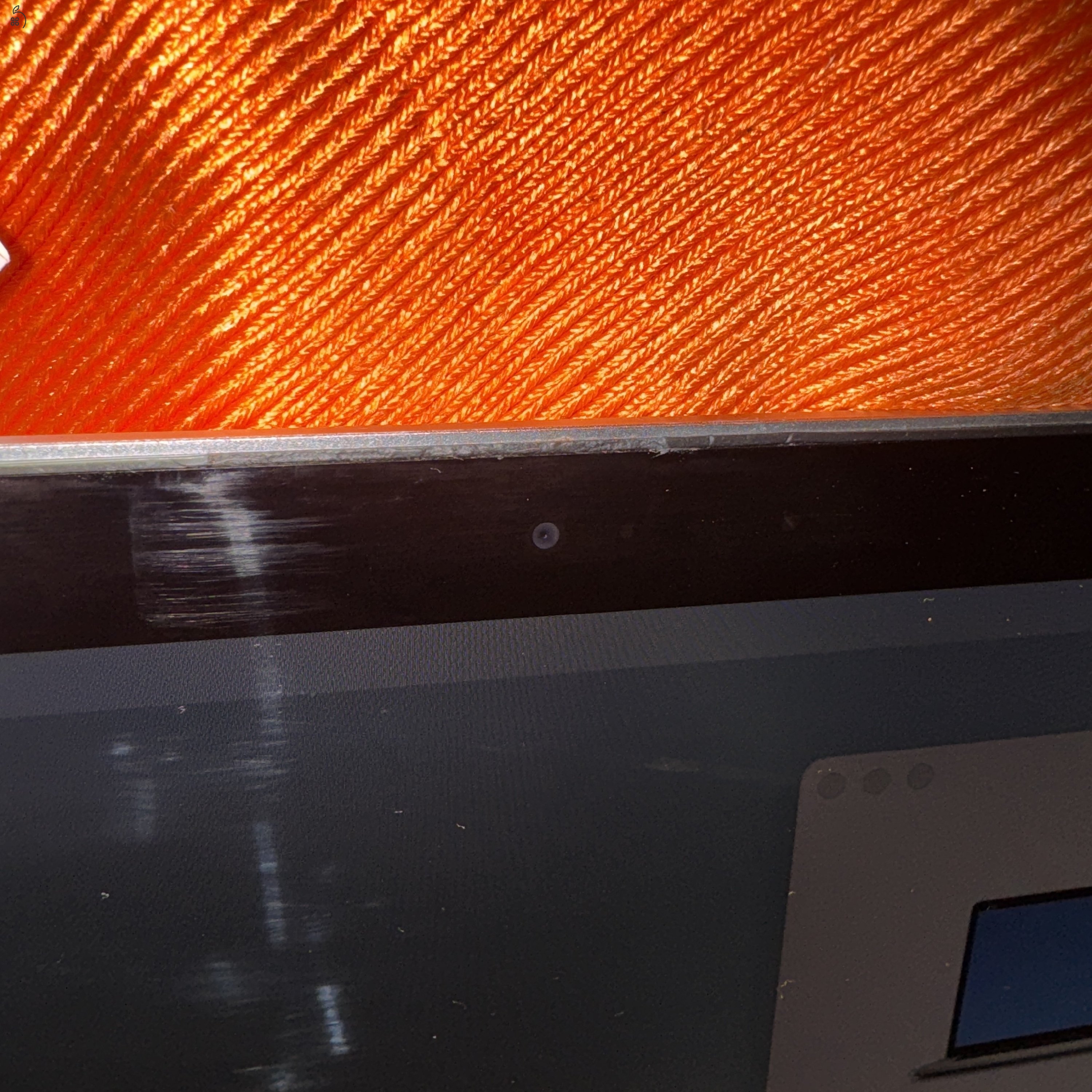 Eladó MacBook Pro 15,”4-inch töltővel, magyar billentyű (2017, Intel Core i7, 16GB RAM, 256GB SSD, Ezüst, Touch Bar + Touch ID)